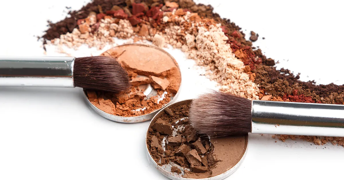 Crushed eyeshadows and make up brushes 2023 11 27 05 36 00 utc