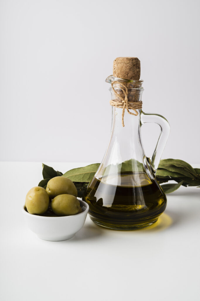 Botella de primer plano de aceite de oliva organico y aceitunas